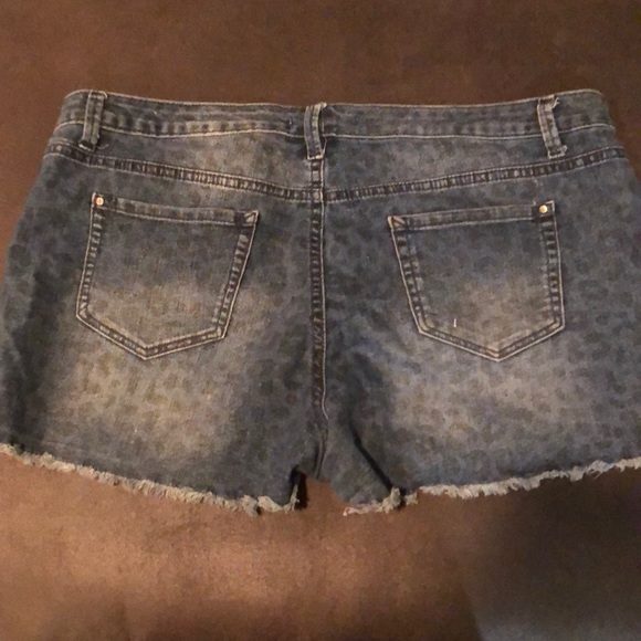 Kardashian Kourtney Leopard Shorts - Picture 2 of 4
